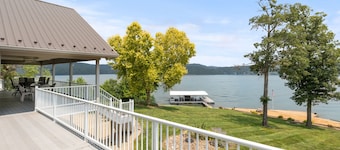 Spacious Lakefront Retreat 6BR, 7BA Private Dock Perfect for Family Reunions