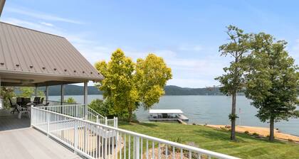 Spacious Lakefront Retreat 6BR, 7BA Private Dock Perfect for Family Reunions