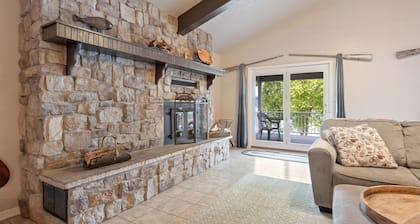 Spacious Lakefront Retreat 6BR, 7BA Private Dock Perfect for Family Reunions