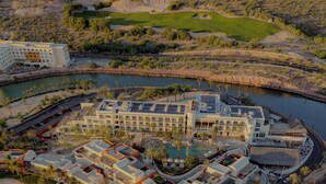 Un complejo turístico con piscina, campo de golf y puerto deportivo.