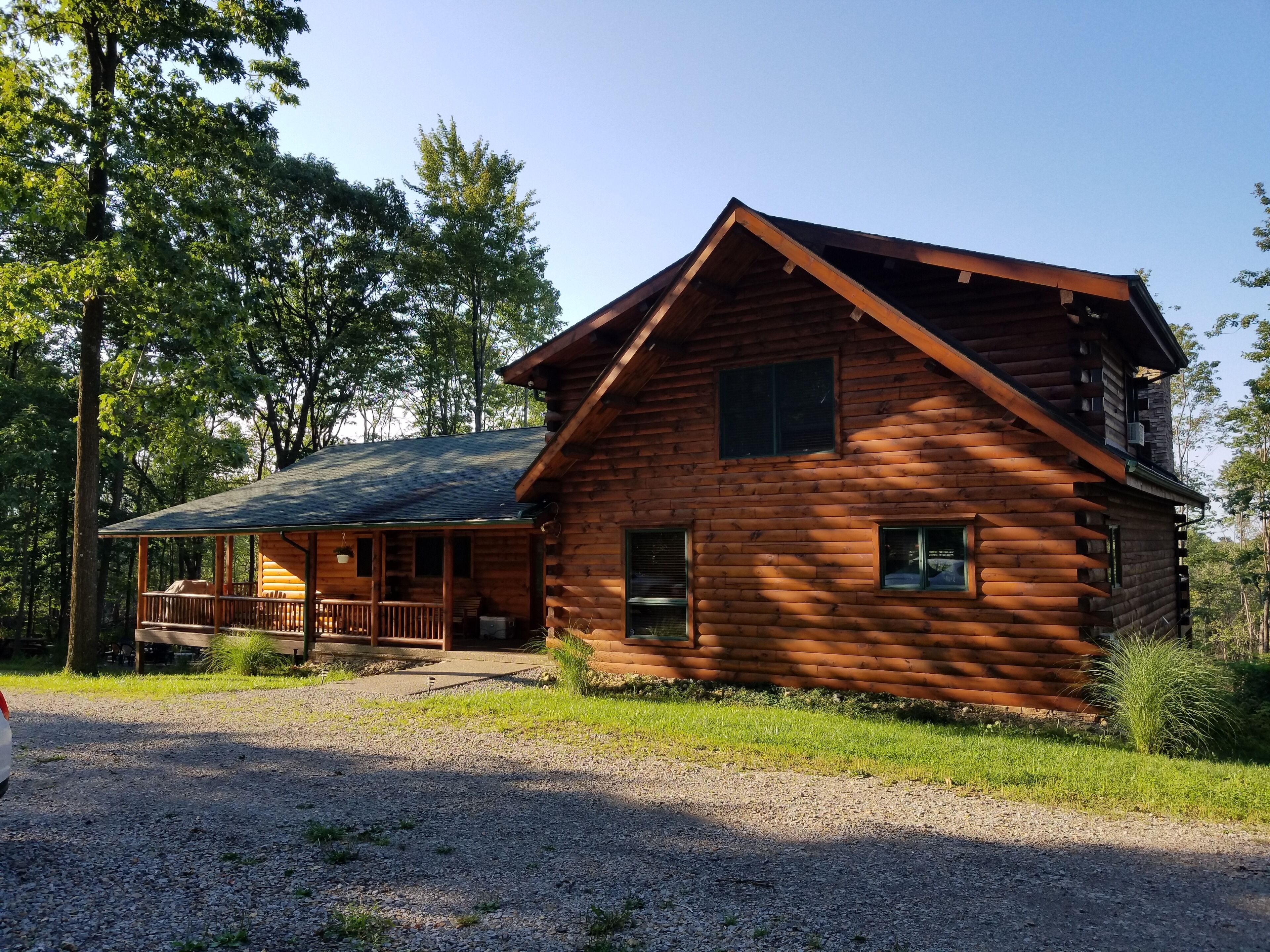 Luxury 6 bedroom Log Home w/ HOT TUB/close to 7 Springs & Hidden Valley Resorts