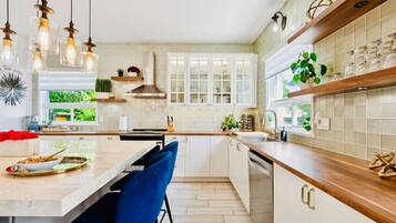 KĂŒhlschrank, Mikrowelle, Ofen, Herdplatte