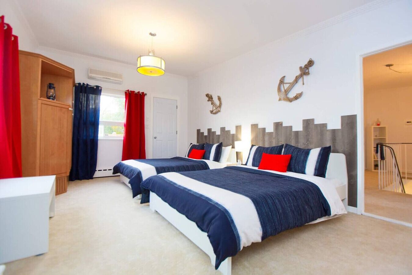 8 Schlafzimmer, Schreibtisch, Bügeleisen/Bügelbrett, Reisekinderbett