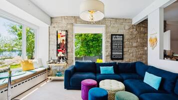 Smart TV, chimenea, videojuegos, reproductor de DVD