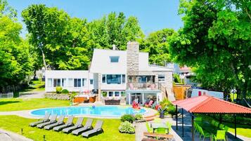 Utendørsbasseng og et oppvarmet basseng