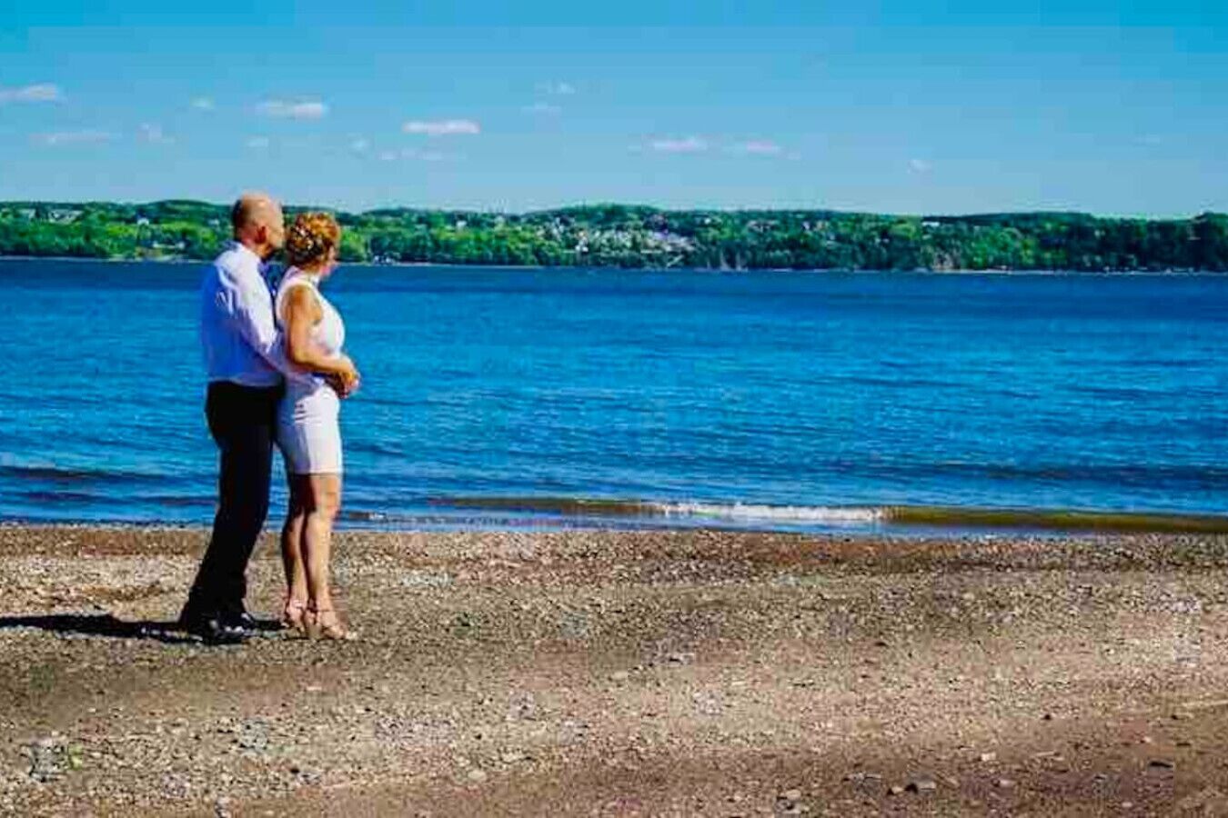 Plage à proximité, chaises longues, serviettes de plage