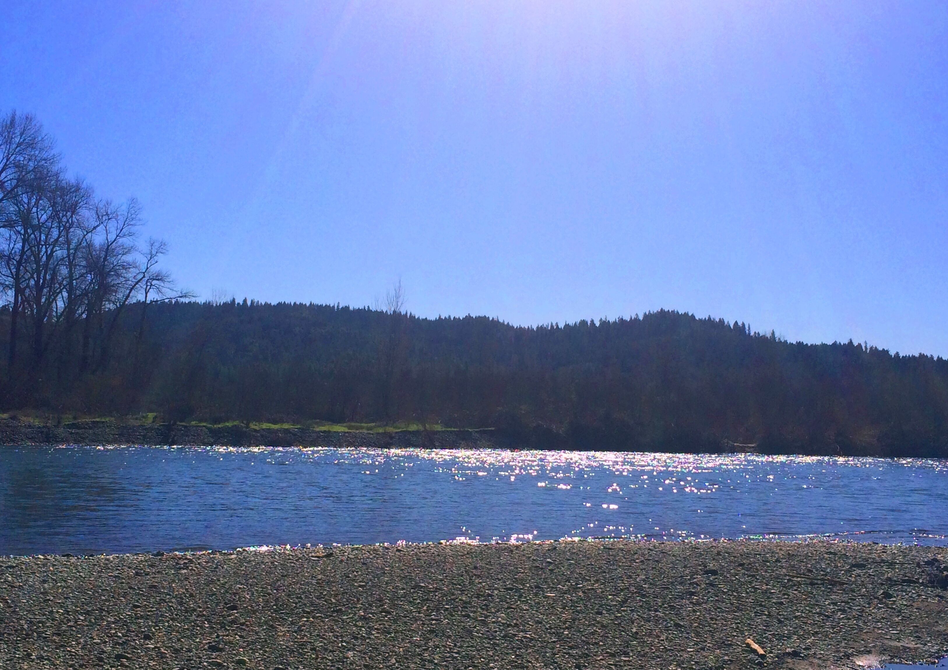 Rannalla, aurinkotuoleja, rantapyyhkeitä