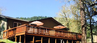 Rauhallinen Rogue Riverfront Home 3. Acres!