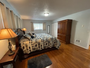 3 habitaciones, escritorio, tabla de planchar con plancha y wifi gratis 