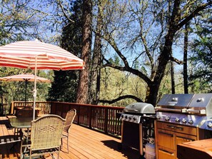 Outdoor dining - Peaceful Rogue Riverfront Home on 3 Acres! (Grants Pass)