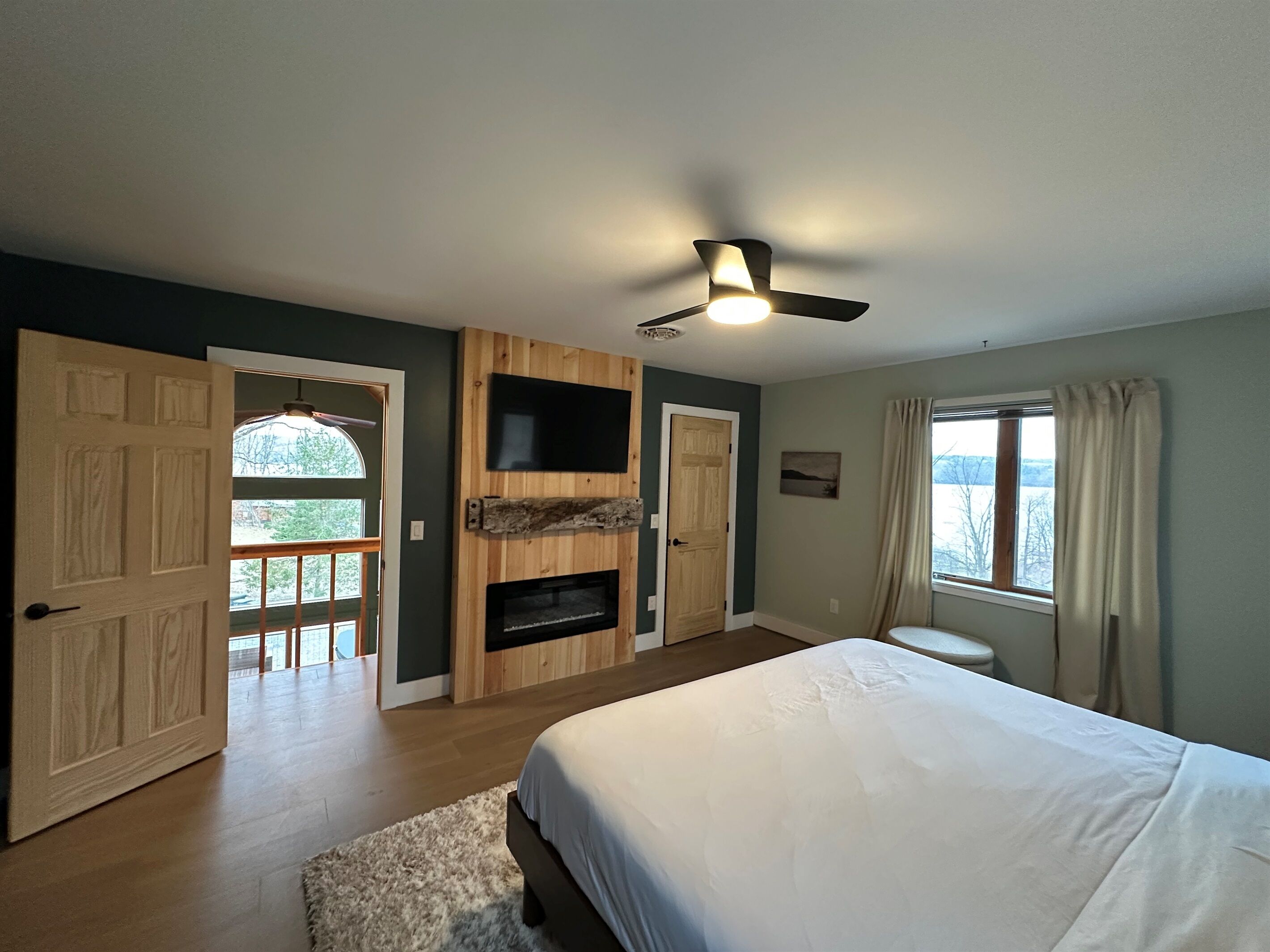 4 bedrooms, desk, iron/ironing board, travel crib