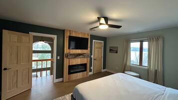 4 bedrooms, desk, iron/ironing board, travel crib