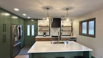 Frigorifero, microonde, forno, piano cottura