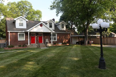 Luxe 4BR 2BA Getaway w/Large Hot Tub & Private Backyard 10mins from Downtown