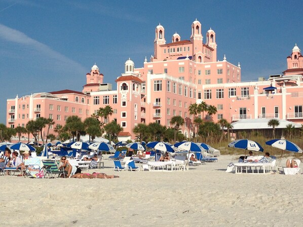 On the beach - DIRECTLY ON BEACH - ST PETE BEACH PASS-A-GRILLE - Awesome Sunsets from Balcony (St Pete Beach)