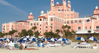 DIRECTLY ON BEACH - ST PETE BEACH PASS-A-GRILLE - Awesome Sunsets from Balcony