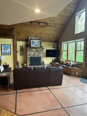 Télévision, cheminée