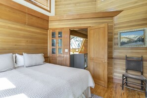 3 bedrooms, iron/ironing board, travel crib, free WiFi