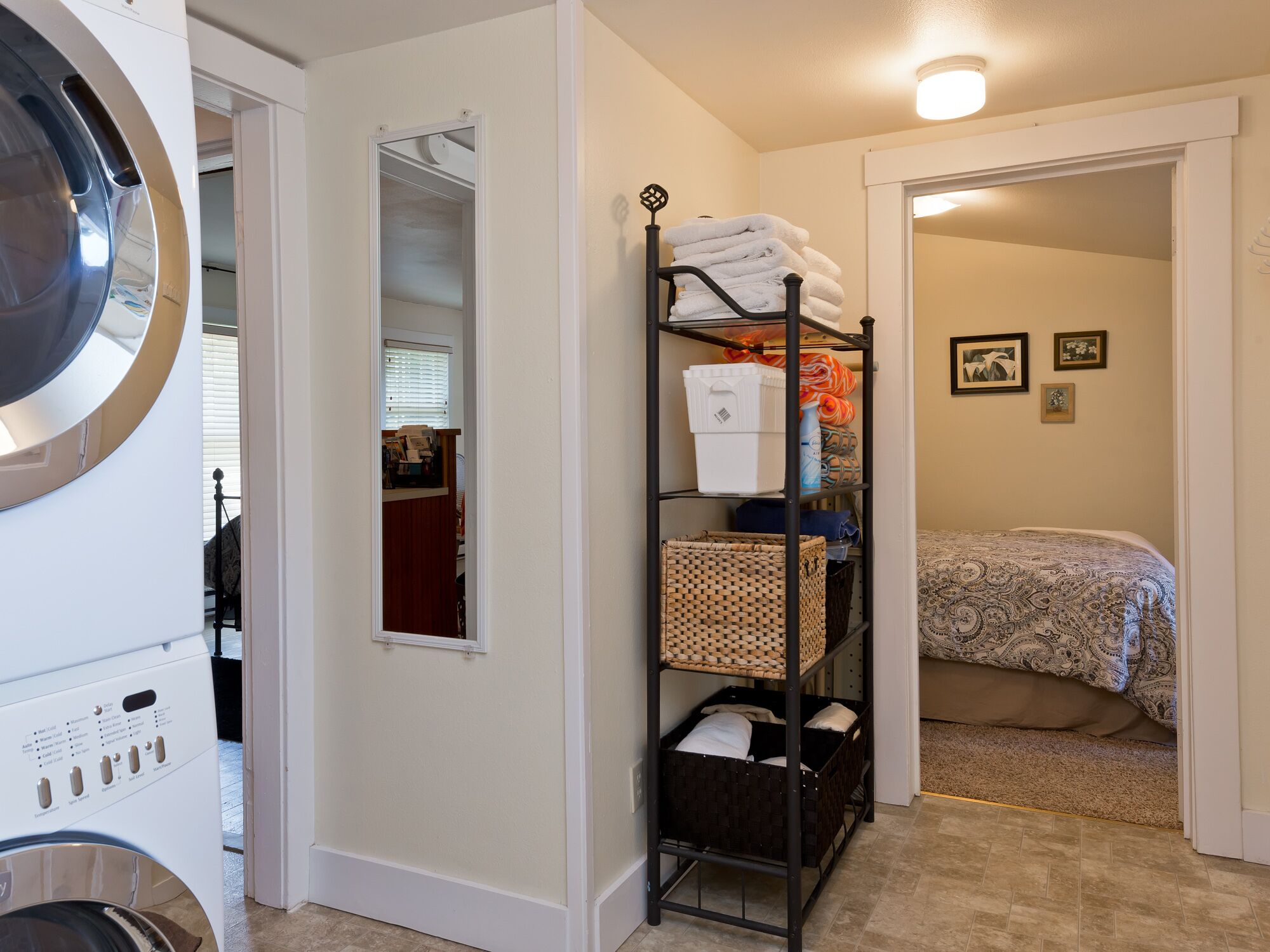 2 室のベッドルーム、アイロン / アイロン台、WiFi (無料)、ベッドシーツ