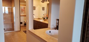 Bañera, secador de pelo y toallas