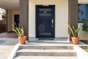 Exterior detail - Otaheiti House, beautiful, 2 bedrooms , oceanview built for your peace of mind. (Montego Bay)