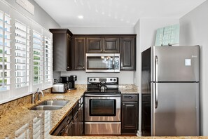 ثلاجة، ميكروويف، فرن، موقد طهي مسطح