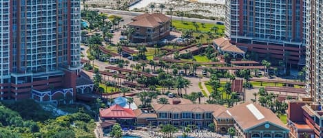 Un resort con piscina, playa y varias edificaciones.