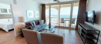 Sleeps 6-Stunning Ocean Front Views-Luxury Resort