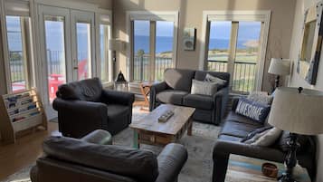 Smart-TV, Kamin, DVD-Player, Bücher