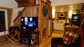 Smart-tv, pejs, dvd-afspiller, bøger