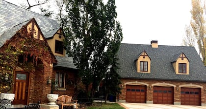Butler Manor Carriage House, Deluxe Apt on Historic Estate w/Spectacular Views!