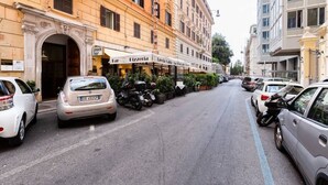 A street with parked cars and a building with a restaurant named "Ristorante". - Balboa - Via Veneto Luxury Apartment Roma 7 bedrooms, 7 bathrooms, 14 sleeps (Roma)