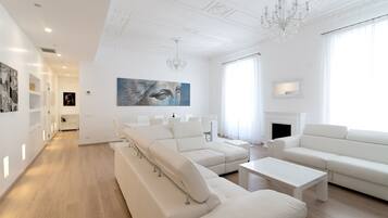Smart-TV, Kamin, Stereoanlage