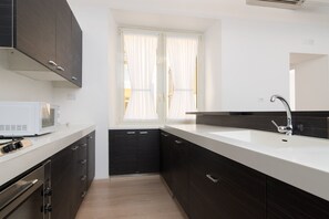 Frigorífic, microones, forn i placa de cuina