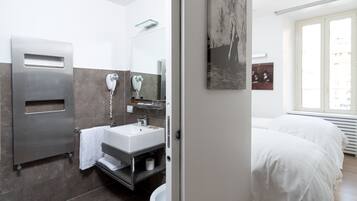 Dusche, Haartrockner, Bidet, Handtücher