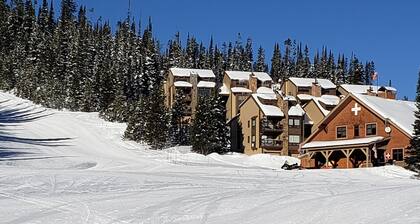 Ski In/Ski Out, 3 BR/3BA Condo, Hot Tub, Fireplace in Big Sky Mountain Village