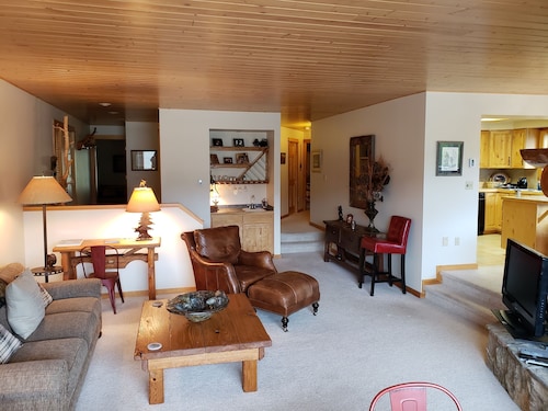 Ski In/Ski Out, 3 BR/3BA  Condo, Hot Tub, Fireplace in Big Sky Mountain Village