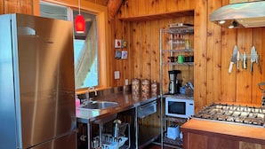 Kaffetrakter/tekoker, kjøleskap, ovn og kokeplater