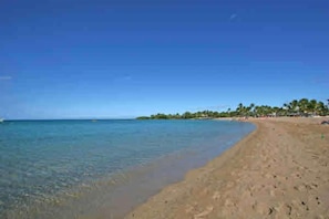 Beach nearby, sun loungers - Paradise Found - The Shores at Waikoloa Beach Resort (Waikola)