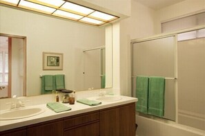Hair dryer, towels, toilet paper - Paradise Found - The Shores at Waikoloa Beach Resort   (Waikola)