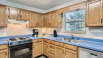 KylskÄp, mikrovÄgsugn, ugn och spishÀll