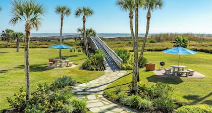 Three bed room, beach- front end unit with magnificent views, on the11 floor.