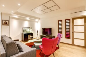 Smart TV, DVD player - Best location, 130 m², sleeps 8, just renovated, walk to eveything, aircond (Paris)