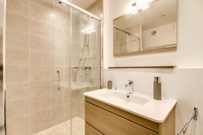Combined shower/tub, hair dryer, towels - Les Quais – Riverside Paris, Family Flat Near Notre-Dame (Paris)