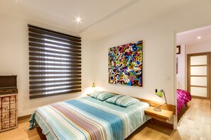 3 bedrooms, iron/ironing board, travel cot, WiFi - Best location, 130 m², sleeps 8, just renovated, walk to eveything, aircond (Paris)