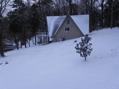 On the Shore of Lake Dardanelle Pet Friendly Waterfront Cabin 
