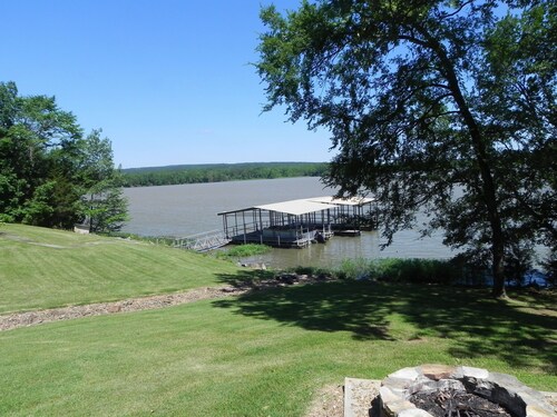 On the Shore of Lake Dardanelle Pet Friendly Waterfront Cabin 
