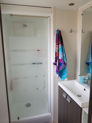 Comfort Mobile Home | Bathroom | Shower, hair dryer, towels - Mobile Home 3 chambre clim TV camping 4 (Vic-la-Gardiole)