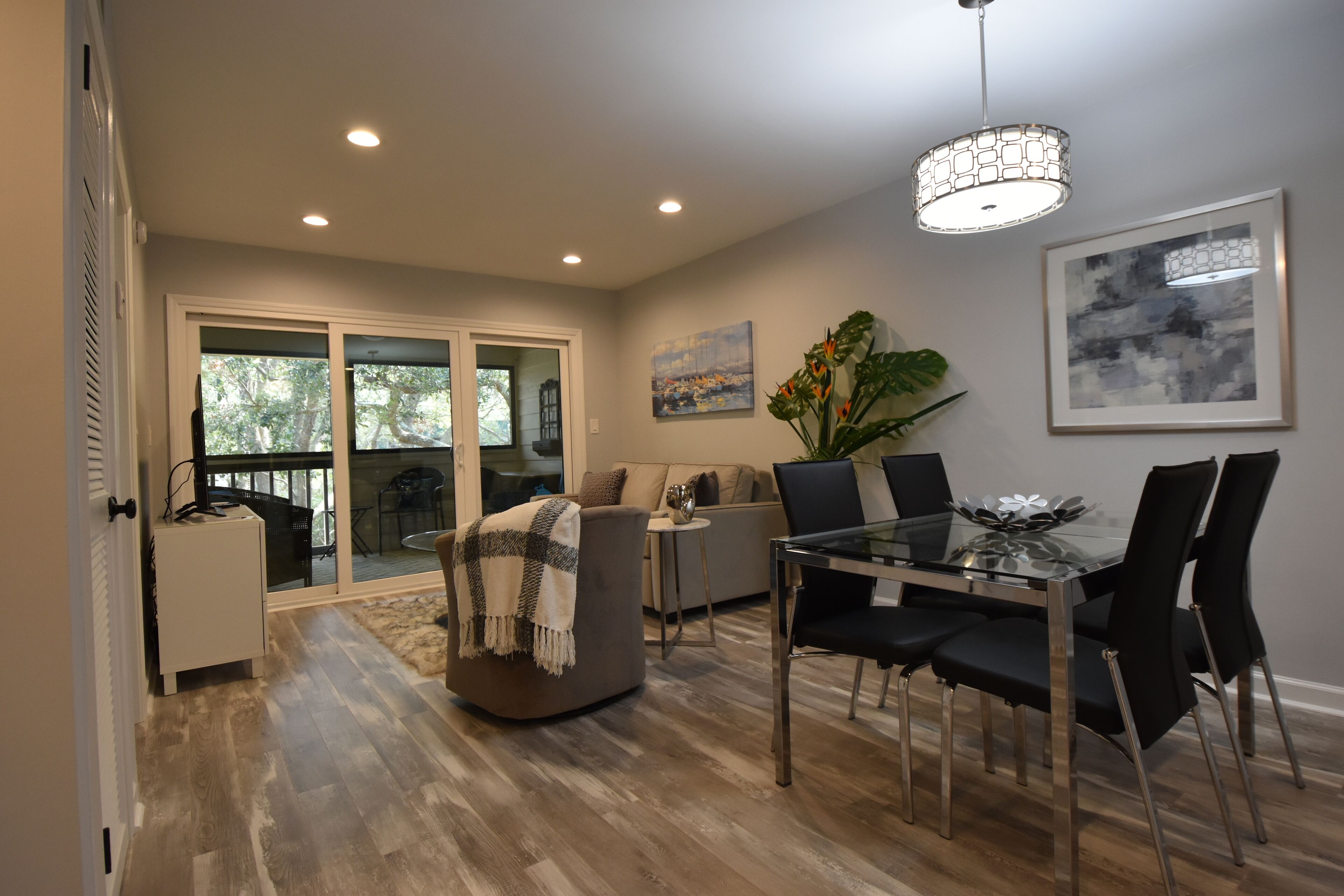 Beautiful Contemporary Oceanview Condo Steps from the Beach
