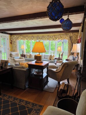 Smart TV, fireplace, DVD player, books - Osterville Cape Cod-Style Home - One Block from North Bay! (Osterville)